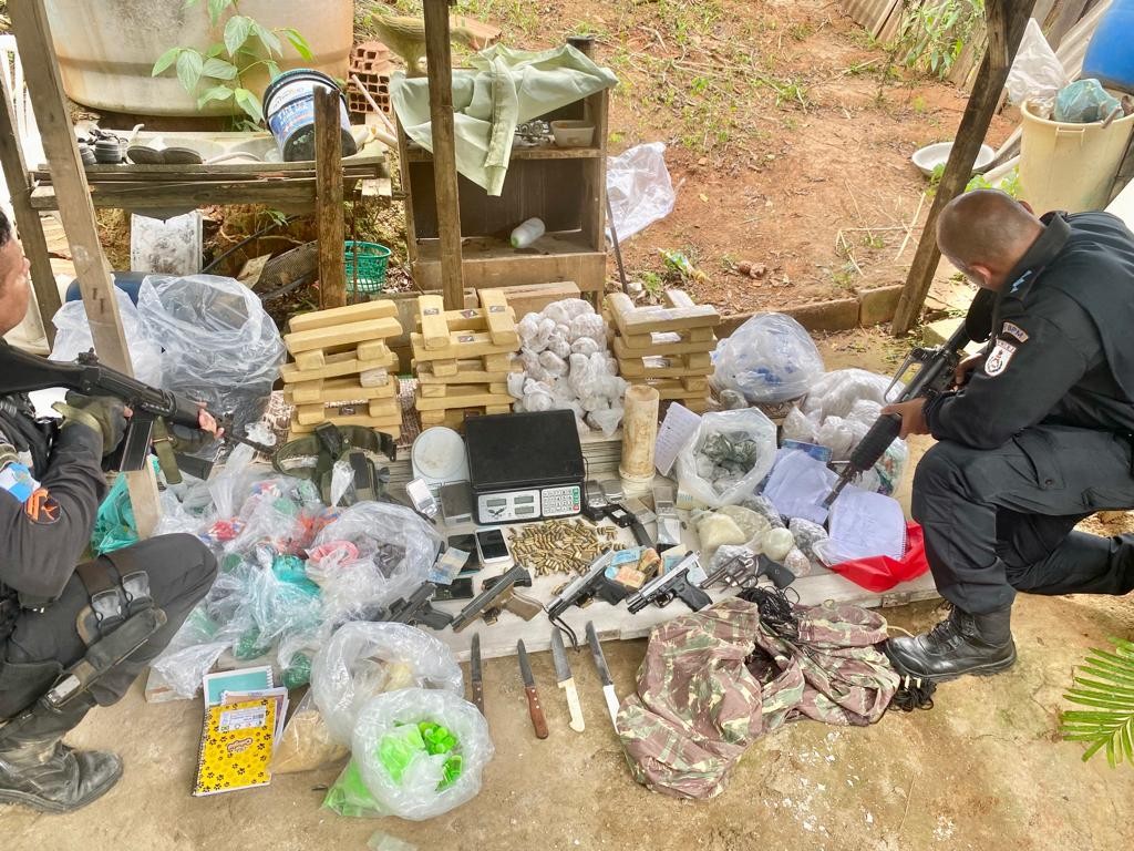 Polícia Militar apreende cinco armas e grande quantidade de drogas em Saquarema