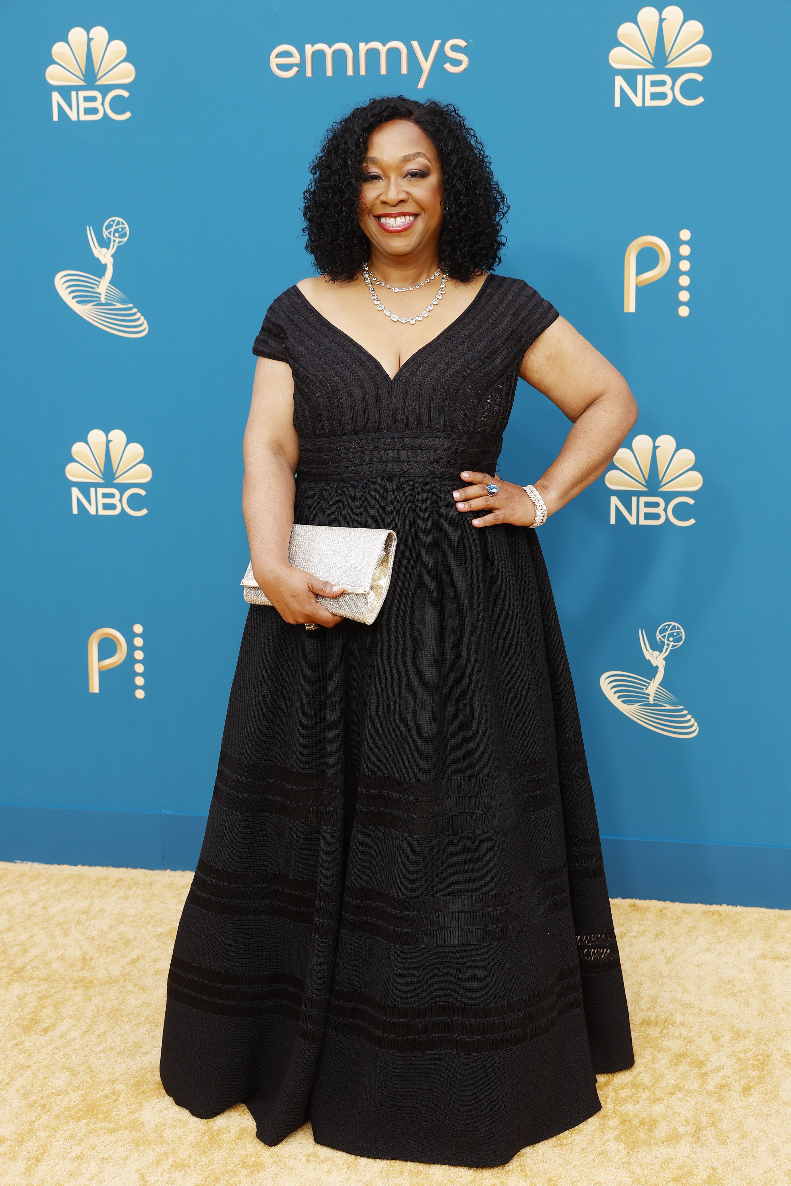 LOS ANGELES, CALIFORNIA - SEPTEMBER 12: 74th ANNUAL PRIMETIME EMMY AWARDS -- Pictured: Shonda Rhimes arrives to the 74th Annual Primetime Emmy Awards held at the Microsoft Theater on September 12, 2022. -- (Photo by Trae Patton/NBC via Getty Images) (Foto: NBC via Getty Images)