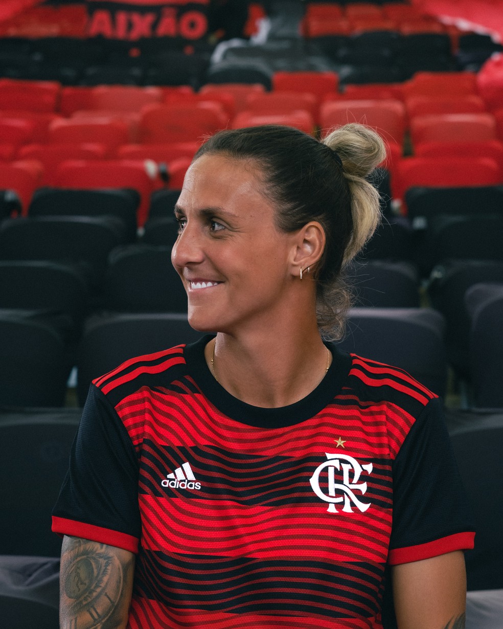 Darlene veste novo uniforme do Flamengo — Foto: Divulgação
