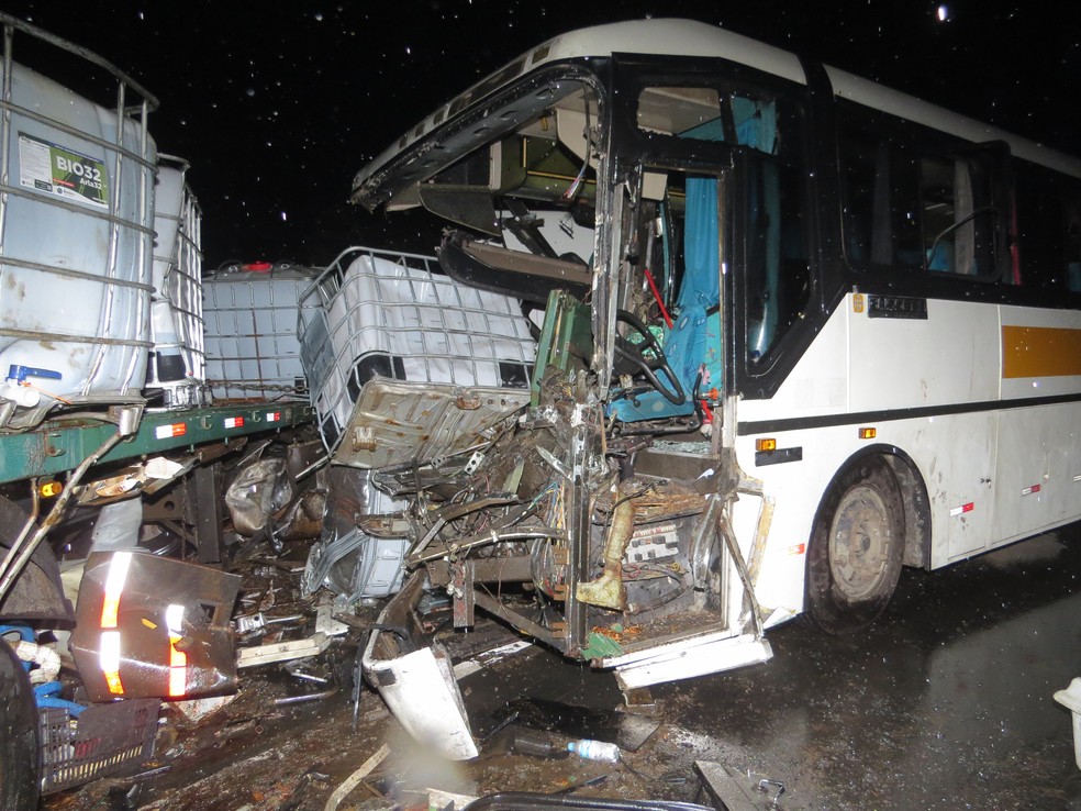 Três pessoas morreram em batida entre ônibus de estudantes e carreta em Passos (MG). (Foto: Helder Almeida)