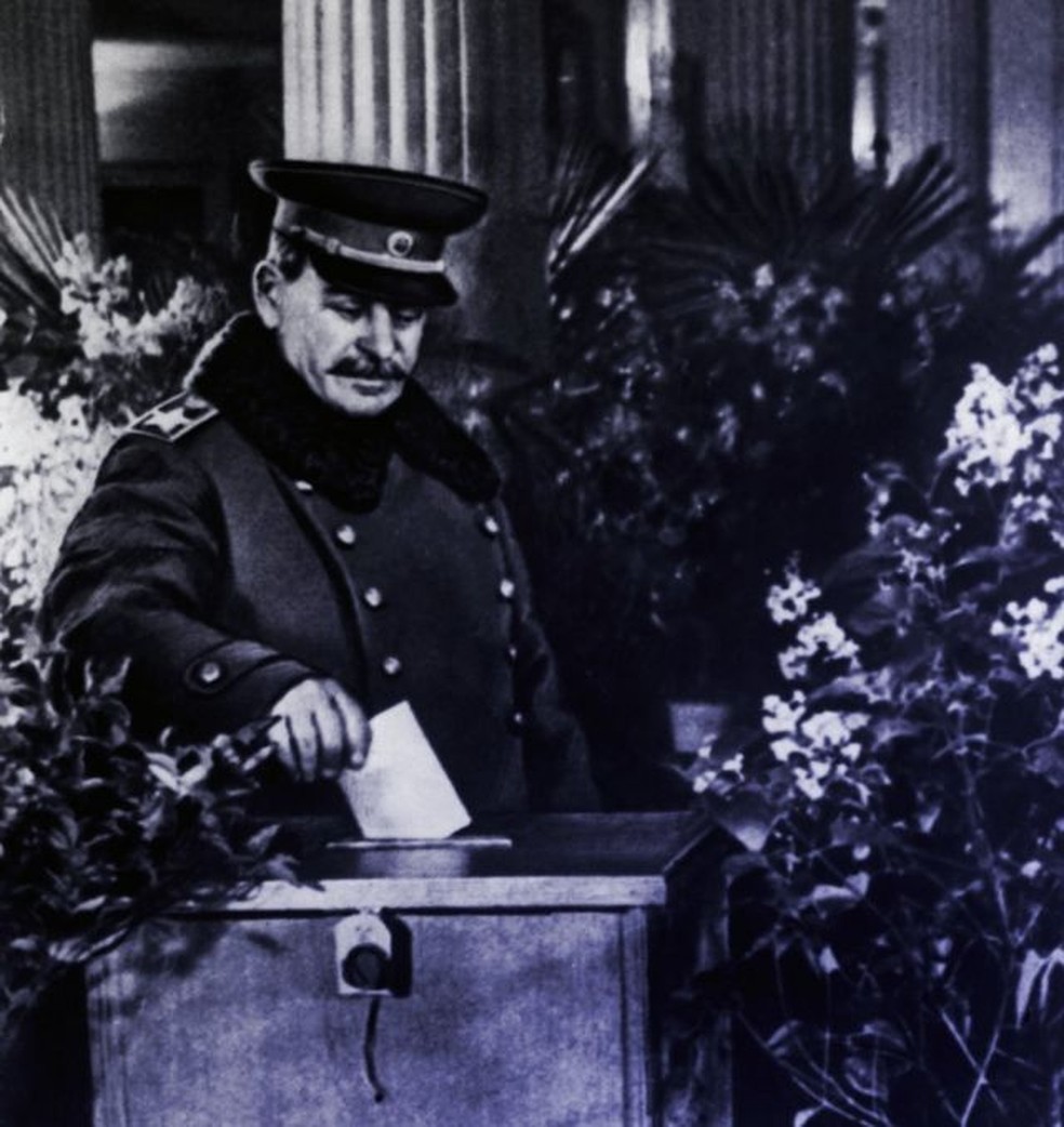 Stalin fez seu discurso na véspera das eleições legislativas da União Soviética de 1946 — Foto: BBC