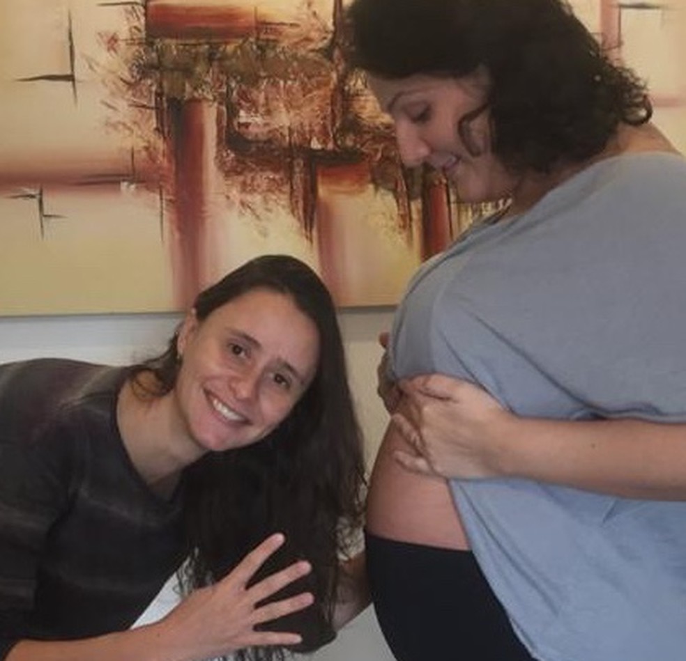 Nicolle Zabatiero e Mariana Battistino aguardam quatro filhos, que estão previstos para chegar no começo de setembro. — Foto: Arquivo pessoal