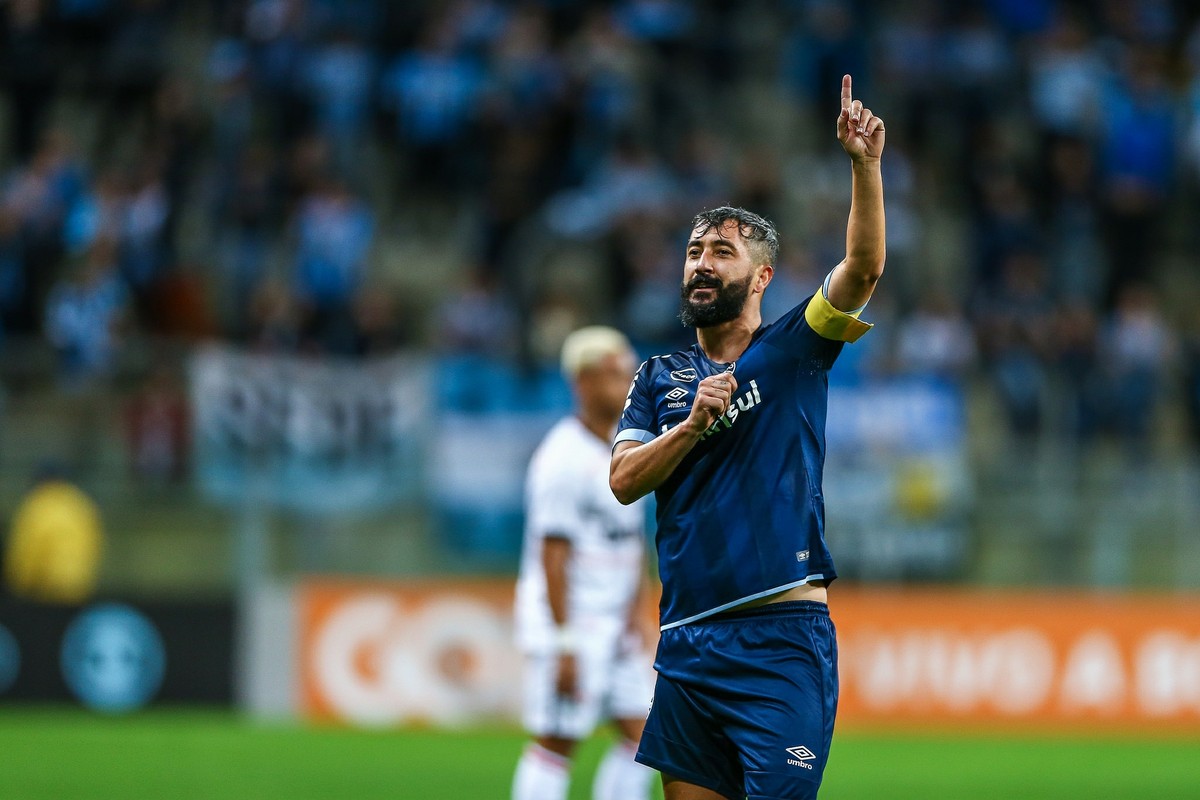Atuações: Douglas comanda goleada do Grêmio com gol e assistência ...