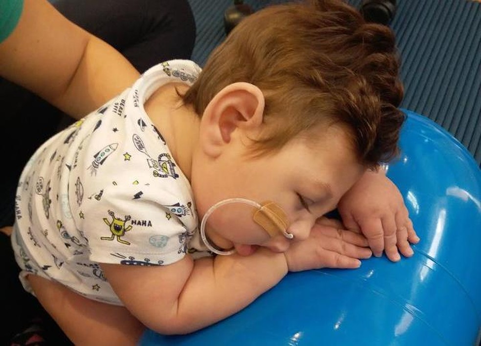 Segundo a mãe, por causa do período sem tratamento, Octavio está perdendo a mobilidade que tinha conseguido  — Foto: Arquivo pessoal