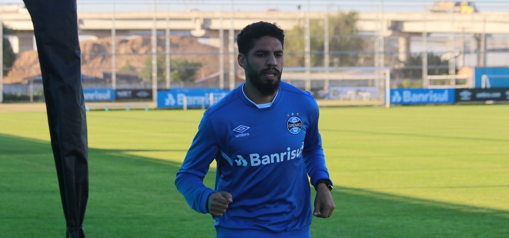 Zagueiro Wallace desembarca em Salvador para assinar com o Vitória