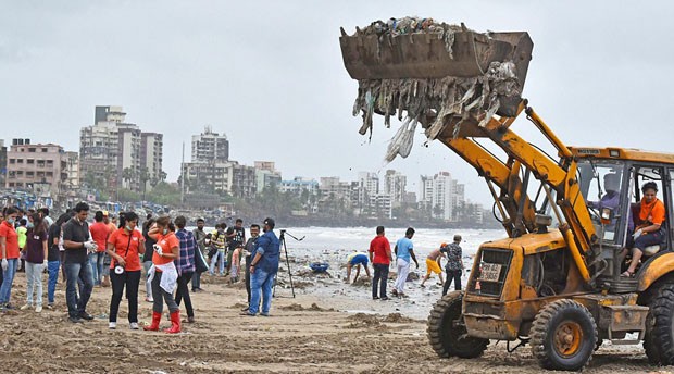 Projeto de 85 semanas retira 5 mil toneladas de lixo da praia de Mumbai (Foto: © Hindustan Times via Getty Ima)