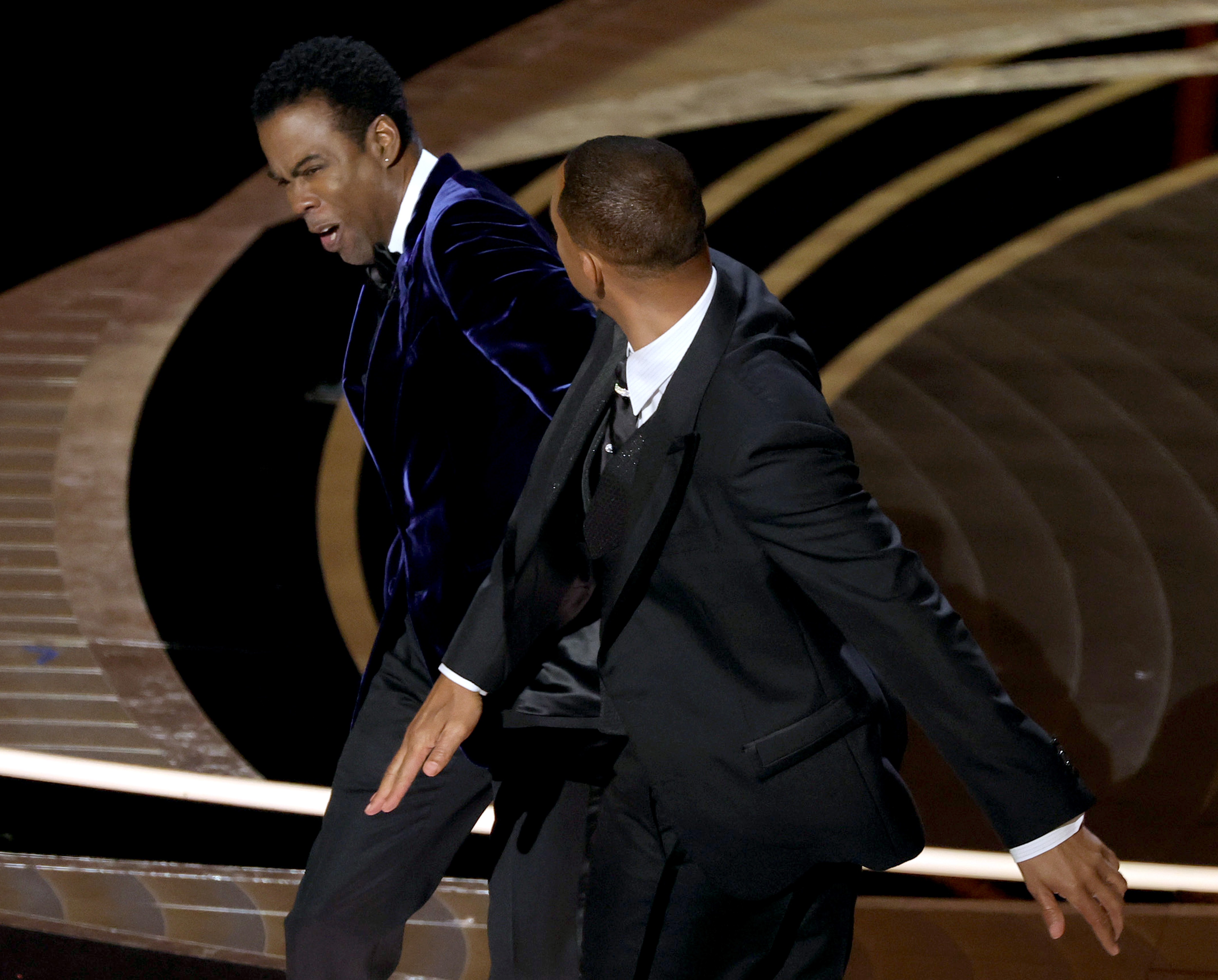 HOLLYWOOD, CALIFORNIA - MARCH 27: (L-R) Chris Rock and Will Smith are seen onstage during the 94th Annual Academy Awards at Dolby Theatre on March 27, 2022 in Hollywood, California. (Photo by Neilson Barnard/Getty Images) (Foto: Getty Images)