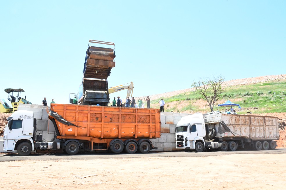 Prefeitura de Presidente Prudente iniciou transporte de lixo para Adamantina — Foto: Marcos Sanches/Secom