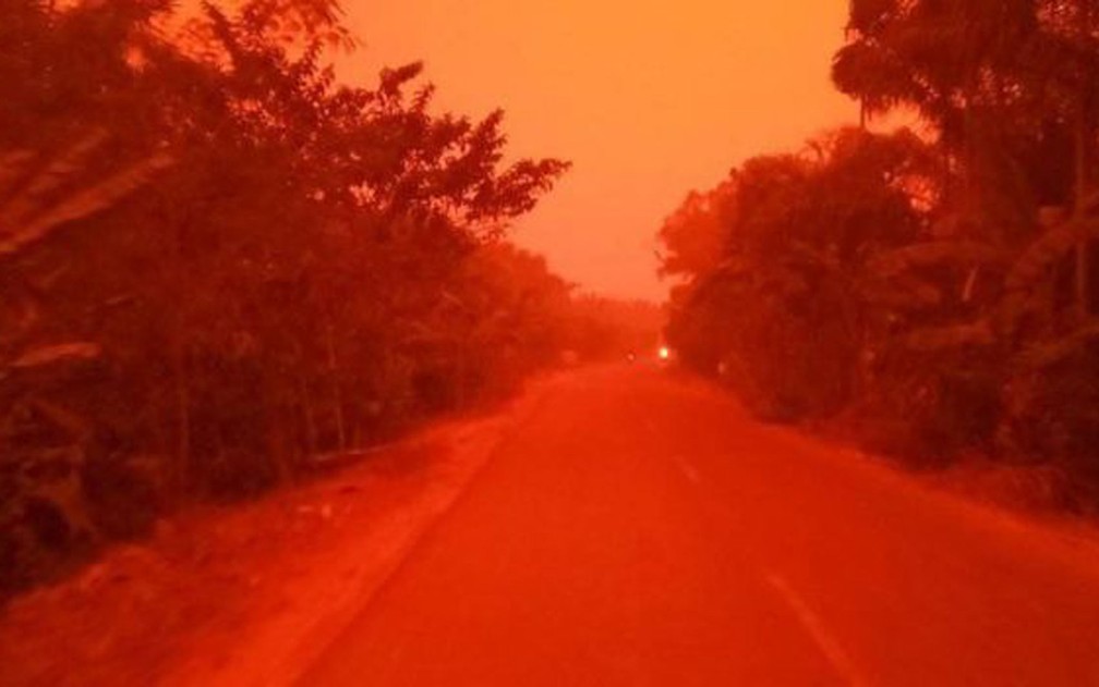 O cÃ©u na cidade de Mekar Sari ficou profundamente vermelho â€” Foto: Eka Wulandari/BBC