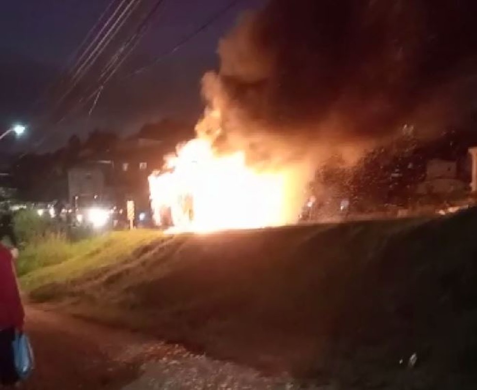 Incêndio destruiu ônibus a caminho da garagem, em Campo Magro — Foto: Reprodução/RPC