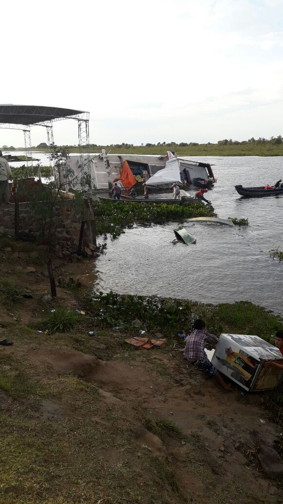 Barco tombou no rio Paraguai; ninguém ficou ferido (Foto: Corpo de Bombeiros/ Divulgação)