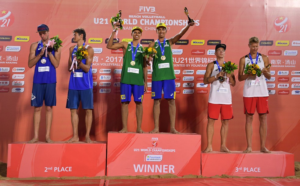 Renato e Adrielson no topo do pódio pela primeira vez no Mundial sub-21 (Foto: Divulgação / FIVB)