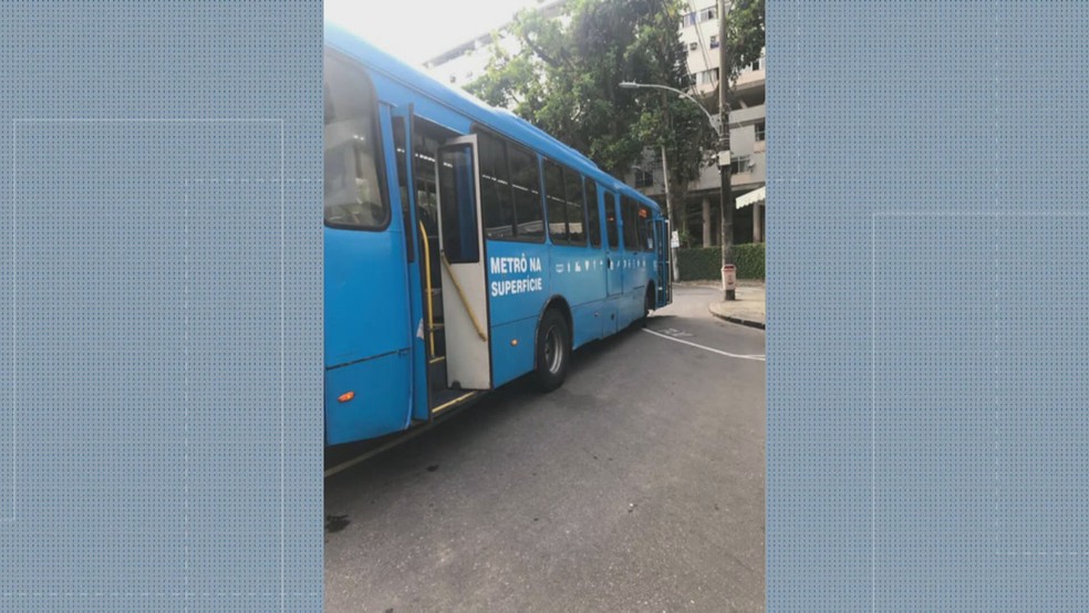 Juliane caiu do ônibus do Metrô na Superfície na Gávea, na Zona Sul do Rio — Foto: Reprodução/ TV Globo