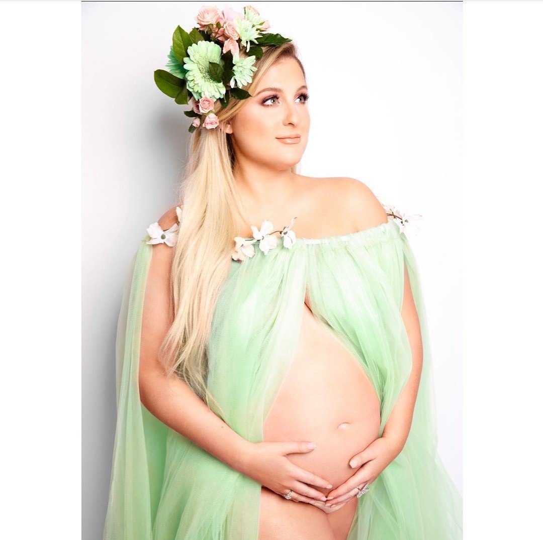 Meghan Trainor grávida seu filho Riley (Foto: Reprodução/Instagram)