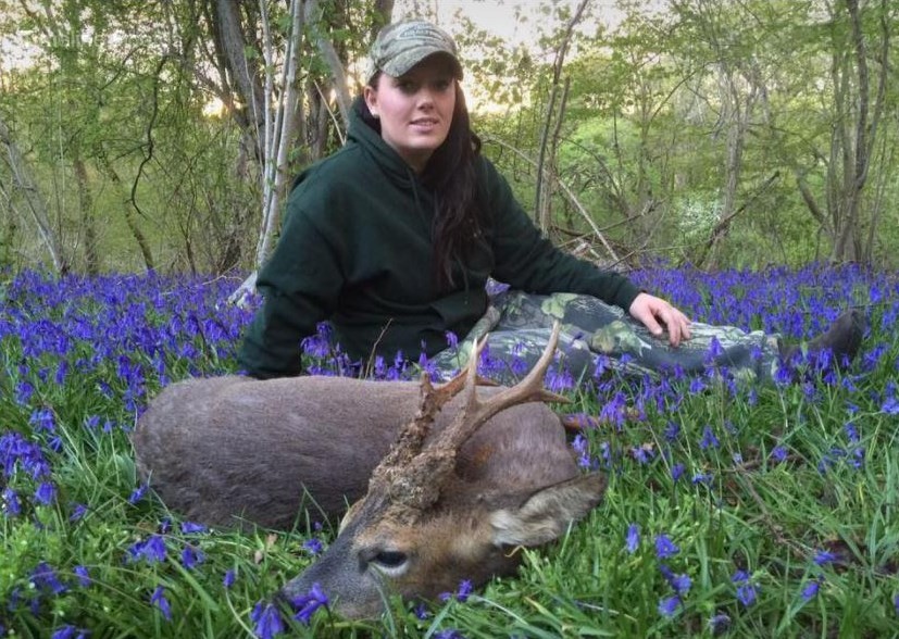 Lisa com veado caçado por ela na Inglaterra