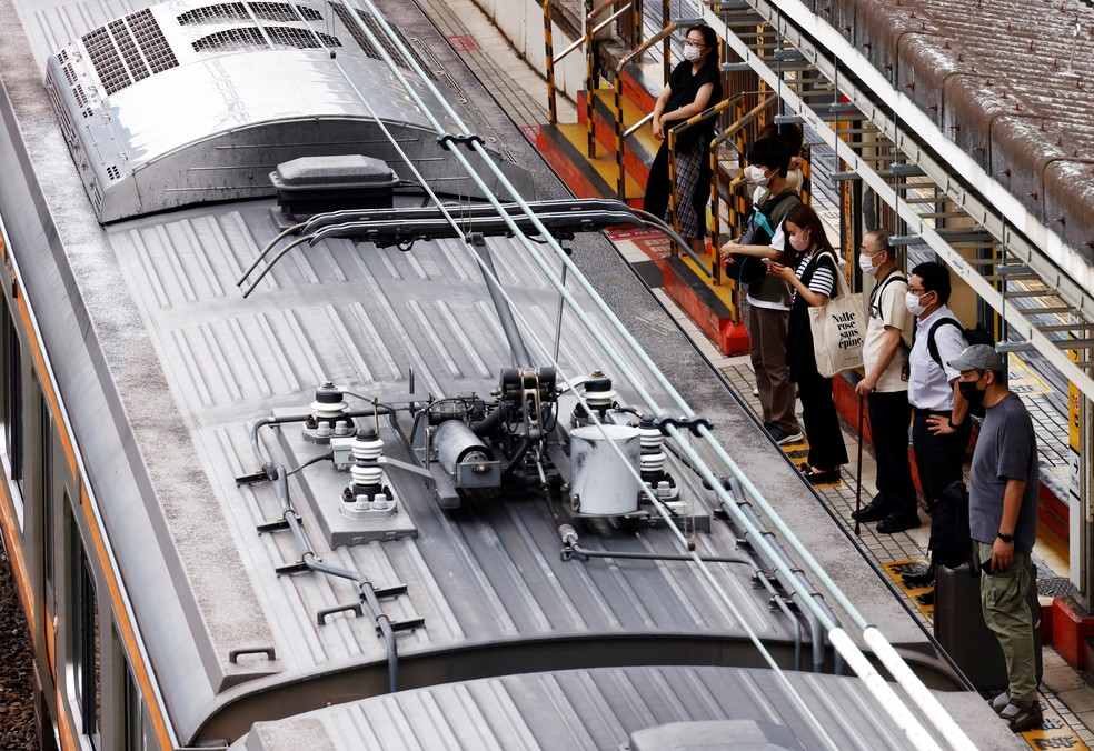 Civis esperam pelo metrô em plataforma de Tóquio, no Japão — Foto: Kim Kyung-Hoon/REUTERS