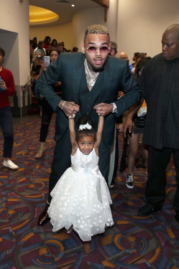 Chris Brown e a filha Royalty em 2017 (Foto: Getty Images)