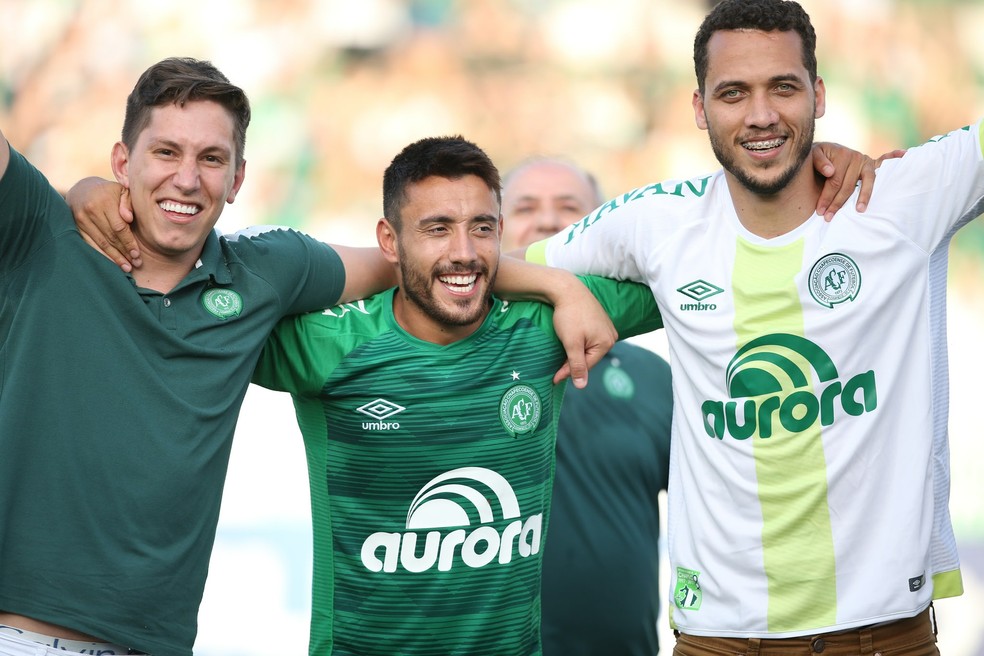 Follmann, Alan Ruschel e Neto celebram vitória da Chape na Arena Condá — Foto: Sirli Freitas/Chapecoense