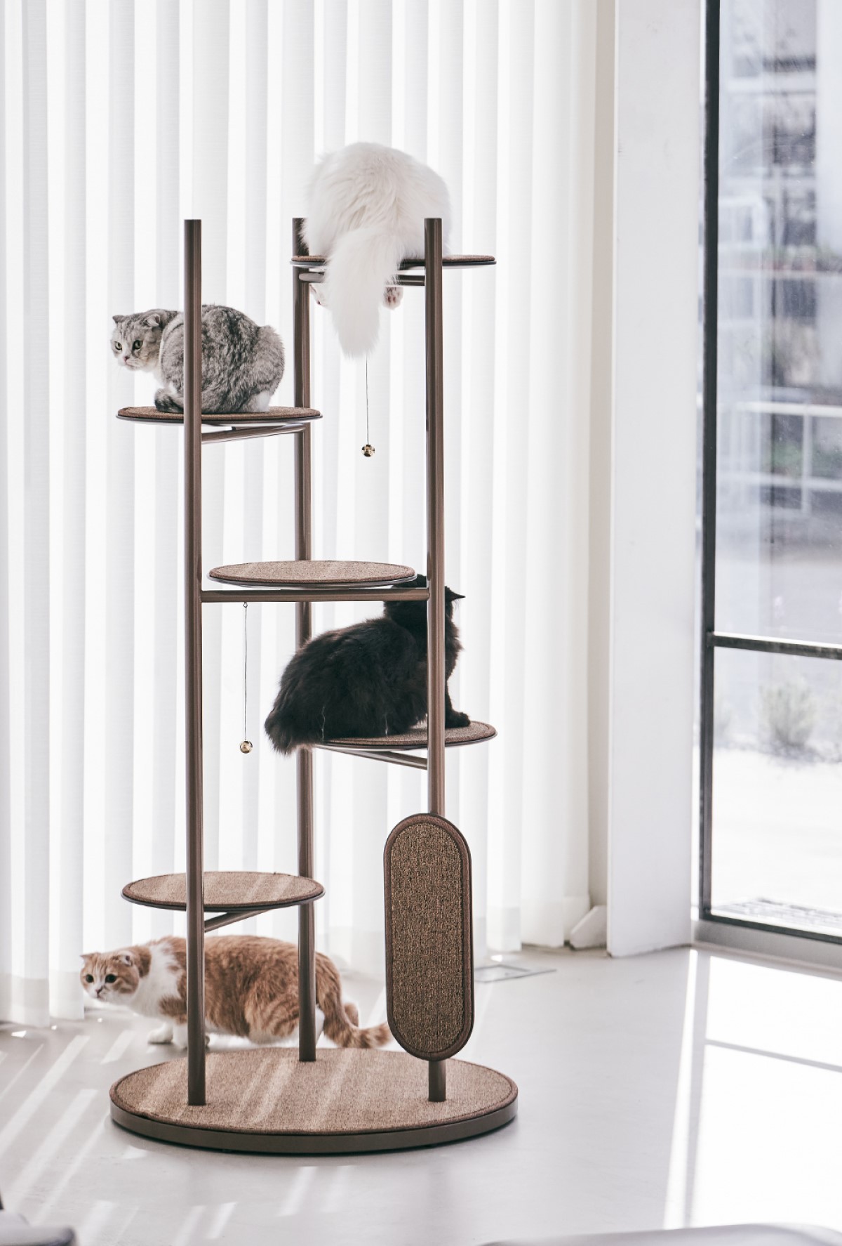 Na foto, os gatos se divertem na torre que possui uma estrutura modular  (Foto: Site Milliong/ Divulgação )