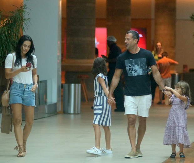 Malvino Salvador passeia em shopping do Rio com a família (Foto: Derick Abreu / AgNews)