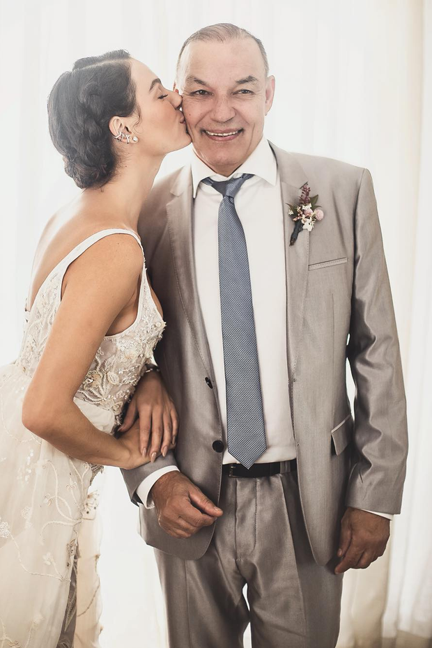 Isis Valverde compartilha foto fofa com o pai no dia do casamento (Foto: Reprodução/Instagram)
