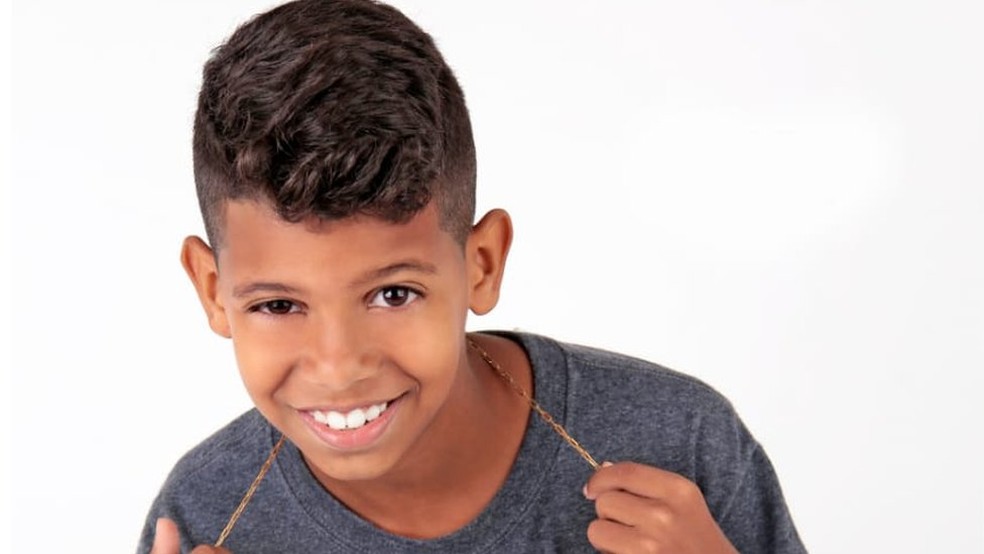 Aos 11 anos, o garoto Richardson Barbosa, agora conhecido como MC Bruninho, viu uma música que escreveu virar hit e ser cantada por Neymar e Gabriel Jesus — Foto: Divulgação/BBC