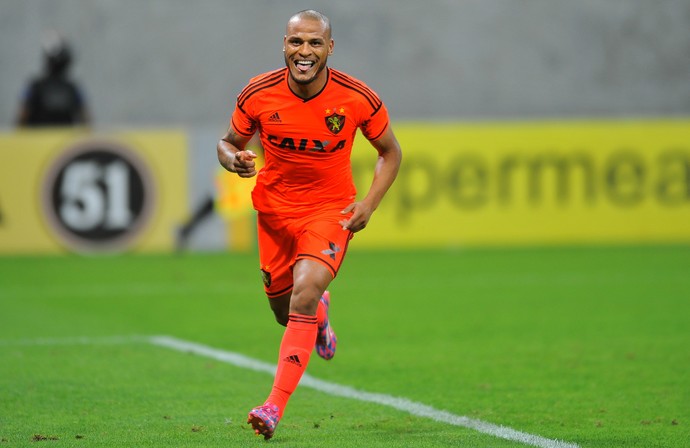 Pai de Patric desconhece proposta do Inter e vê situação indefinida para 2015