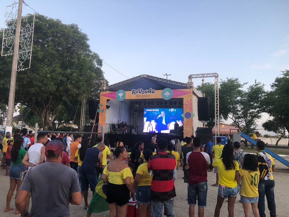 Telão é montado na Praça Padre Cícero, no Benedito Bentes, para transmissão do jogo do Brasil antes dos shows — Foto: Carol Sanches/g1