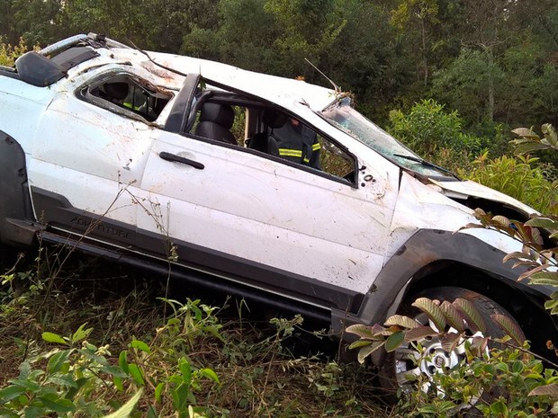 Parte superior da caminhonte ficou destruída por causa de acidente perto do trevo de Bom Jesus do Amparo (Foto: Corpo de Bombeiros/Divulgação)