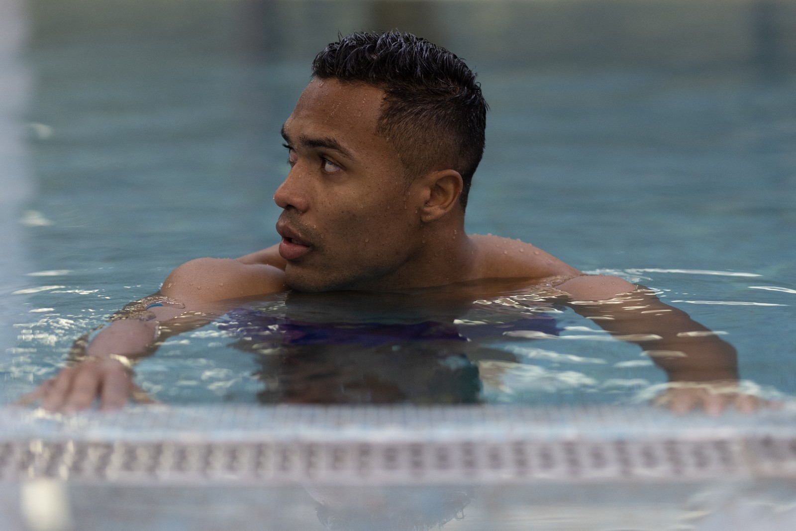 Alex Sandro faz fisioterapia na piscina do hotel em Doha — Foto: Lucas Figueiredo / CBF