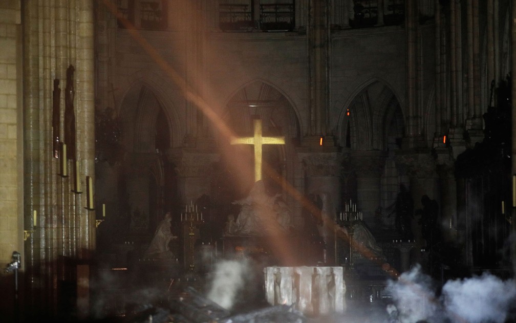 Fumaça sobe ao redor do altar da Catedral de Notre-Dame, em Paris, durante incêndio na segunda-feira (15) — Foto: Philippe Wojazer/Pool/AFP