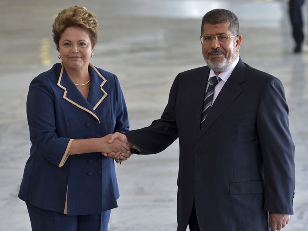 A presidente Dilma Rousseff ao receber no Palácio do Planalto o presidente do Egito, Mohamed Morsi (Foto: Wilson Dias / Agência Brasil)