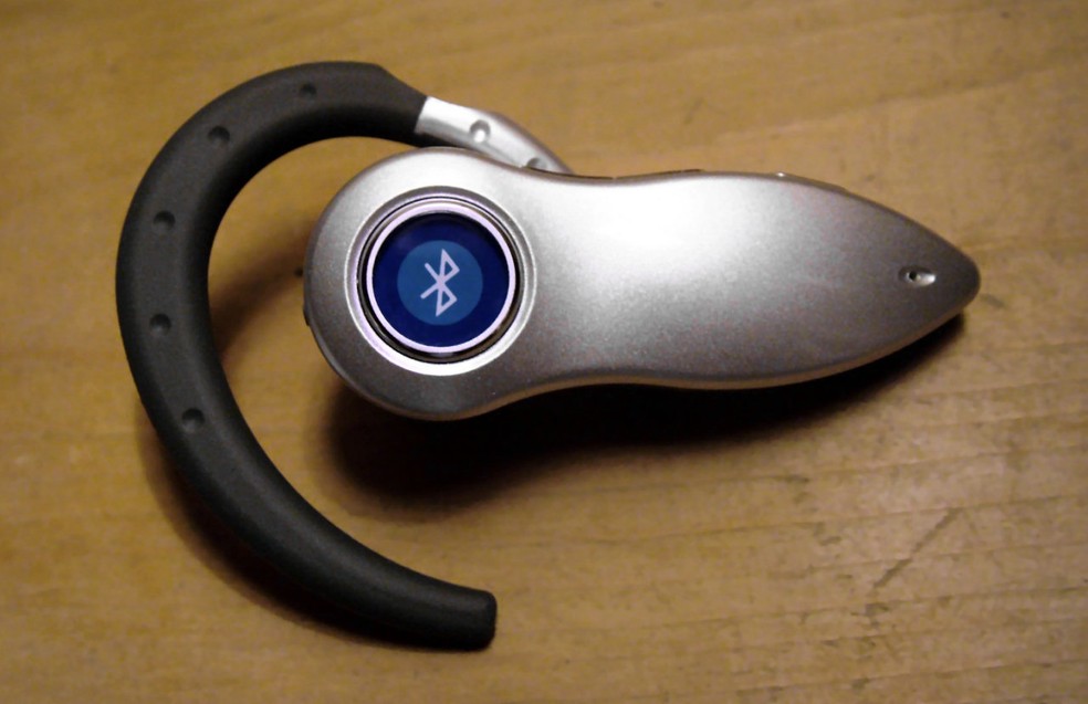 Headsets sem fio foram os primeiros produtos com Bluetooth — Foto: Ed g2s/Wikimedia