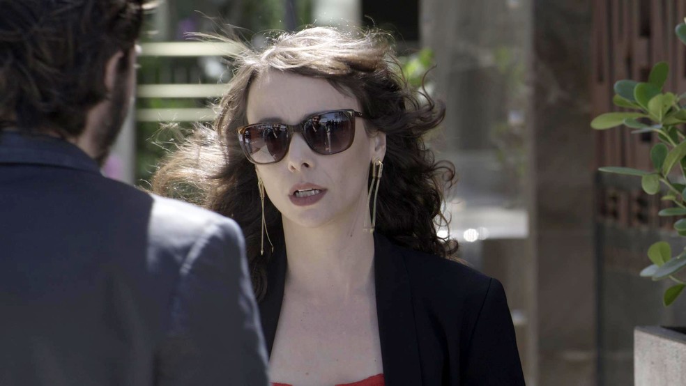 Irene se enfurece com o rapaz (Foto: TV Globo)