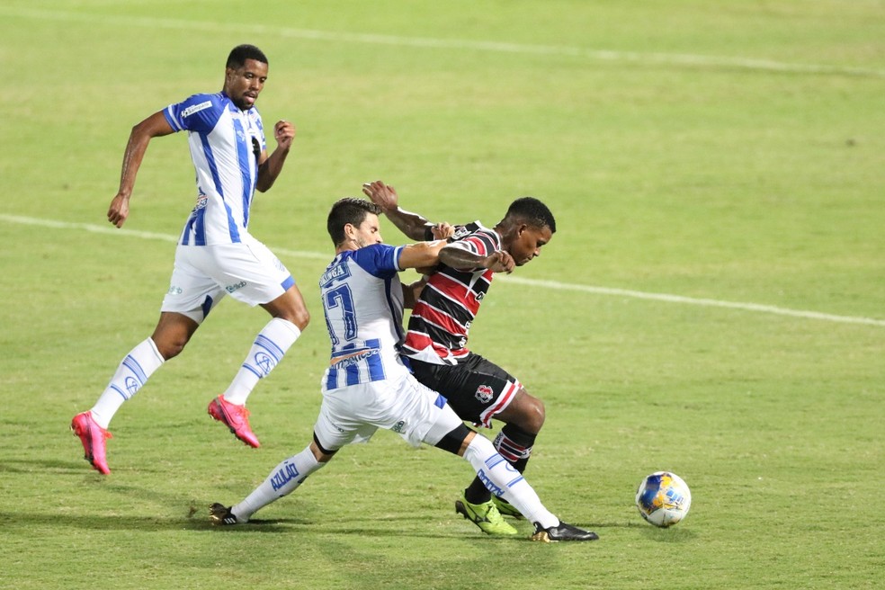 Yuri e Pimpão pressionam a saída de bola do Santa  — Foto: Marlon Costa/Pernambuco Press