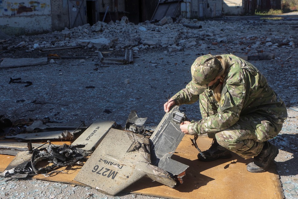 Militar ucraniano inspeciona "drone kamikaze" Shahed-136 — Foto: Vyacheslav Madiyevskyy/REUTERS