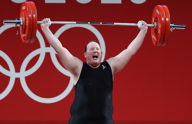 TOKYO, JAPAN - AUGUST 2, 2021: New Zealand's Laurel Hubbard competes in the women's +87kg group A final weightlifting event during the 2020 Summer Olympic Games at the Tokyo International Forum. Laurel Hubbard is the first transgender woman to compete in  (Foto: Stanislav Krasilnikov/TASS)