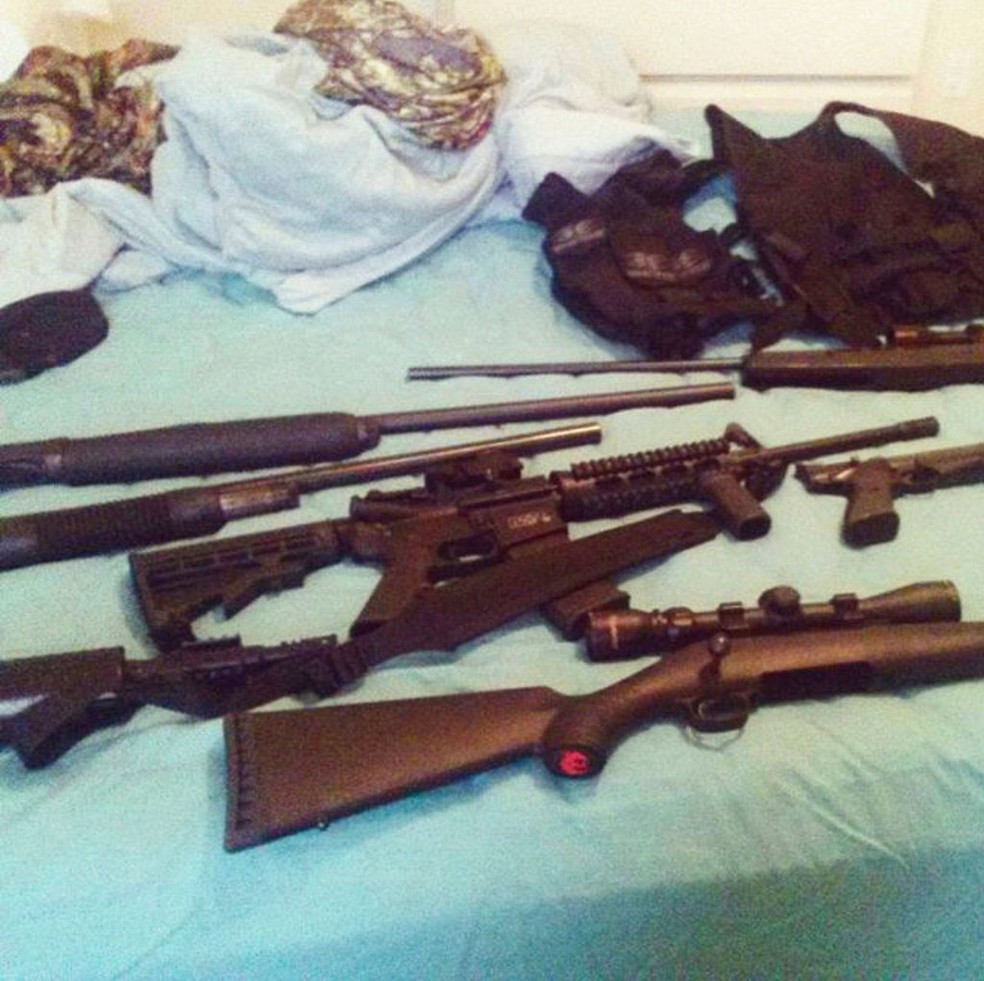 Foto postada no Instagram de Nikolas Cruz mostra armas colocadas sob sua cama  (Foto: Instagram via AP)