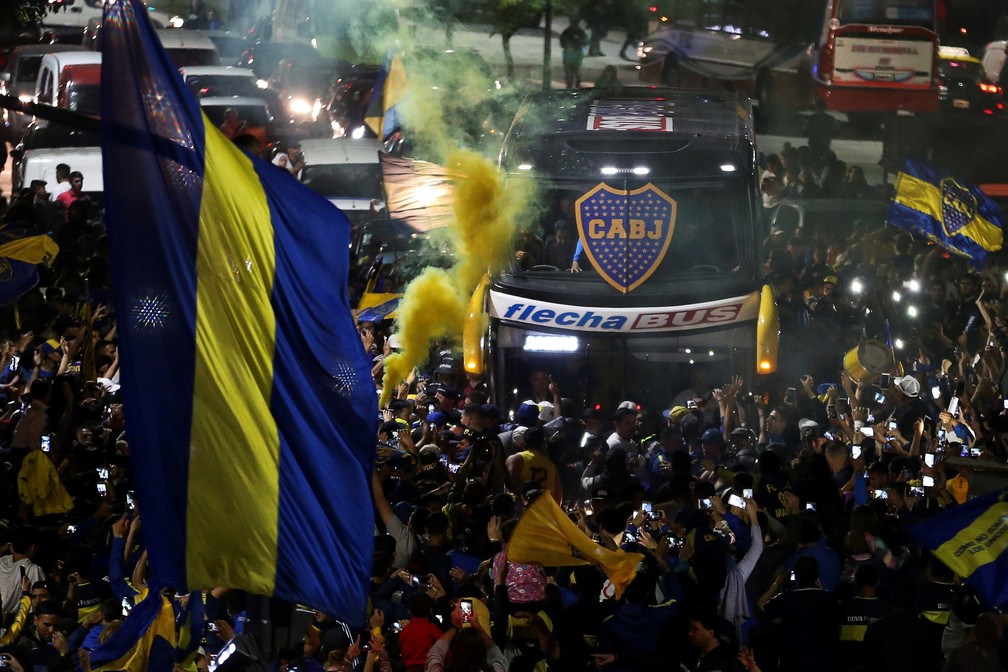 Ônibus do Boca Juniors passa no meio de torcedores no caminho para a viagem a Madri para a final da Taça Libertadores — Foto: EFE/Juan Ignacio Roncoroni