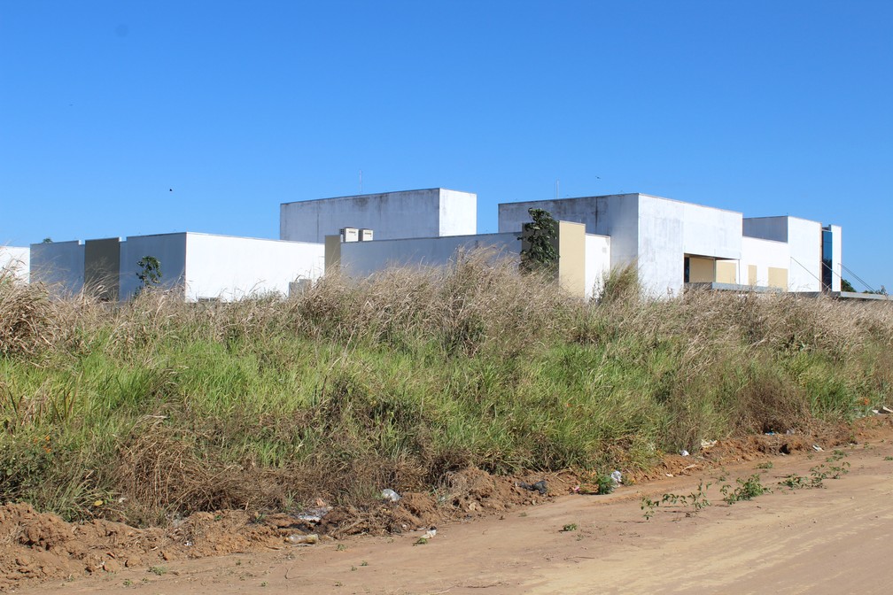 ConstruÃ§Ã£o estÃ¡ cercada por mato no Bairro Santa Luzia  (Foto: JÃºnior Freitas / G1 RO )