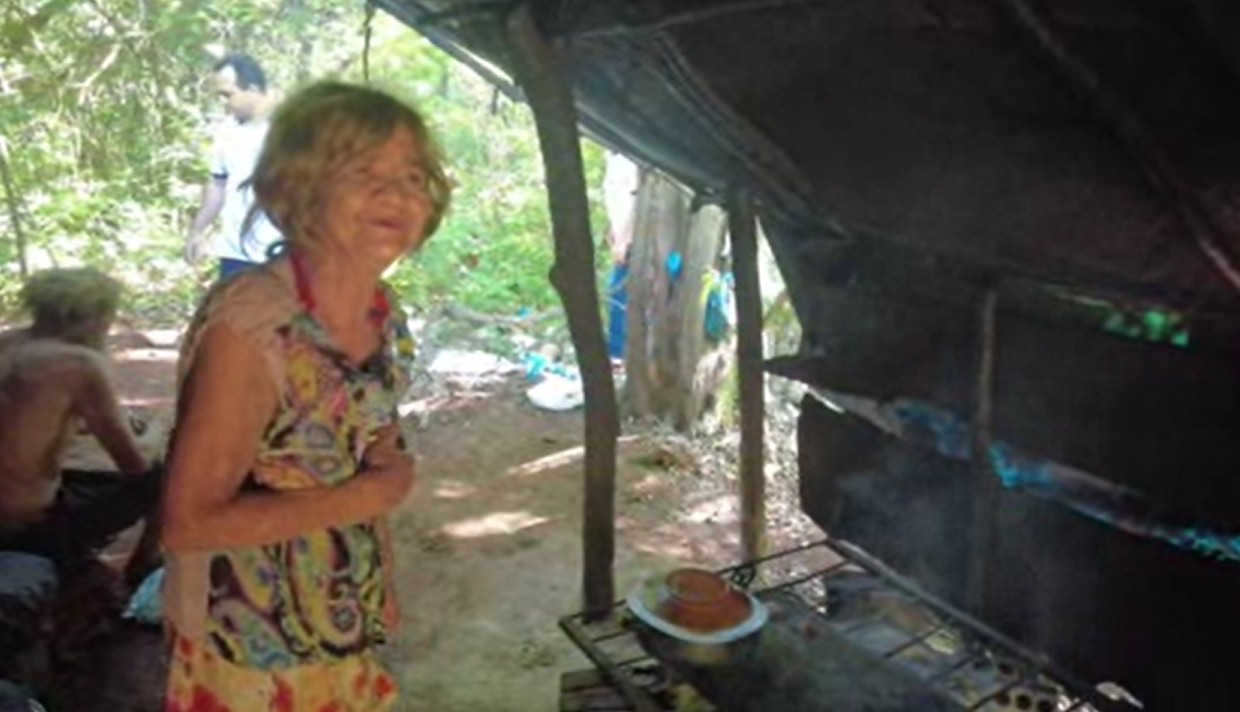 Mulher vive há 30 anos em barraco no meio de mata na área central de Foz do Iguaçu