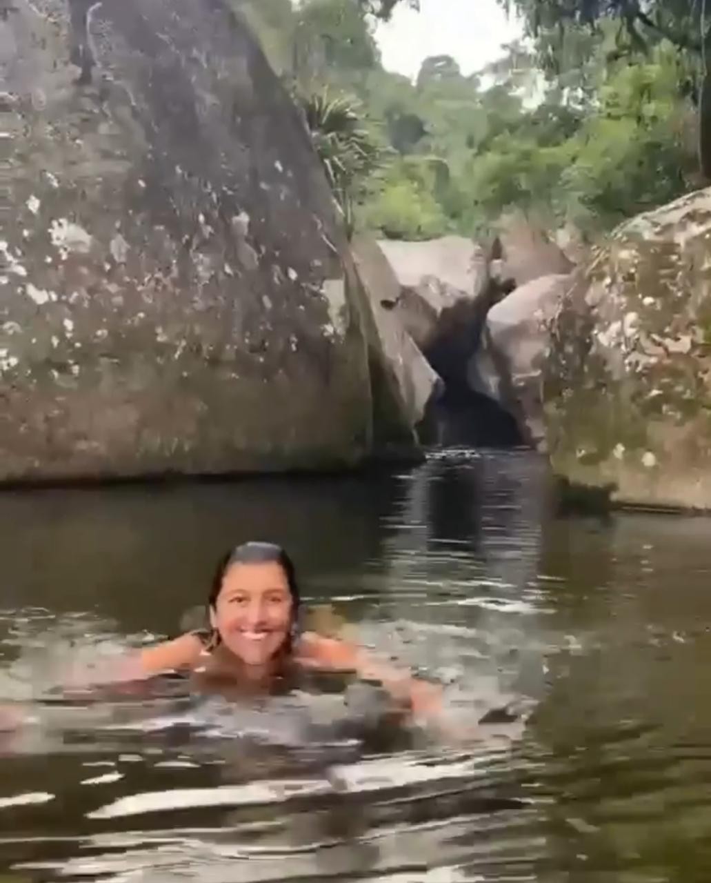 Regina Casé comemora 67 na cachoeira: "água doce, cristalina" (Foto: Reprodução/Instagram)
