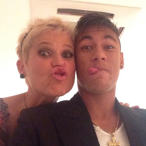 Neymar posta foto com Xuxa fazendo careta e mostrando a língua - Quem | QUEM News