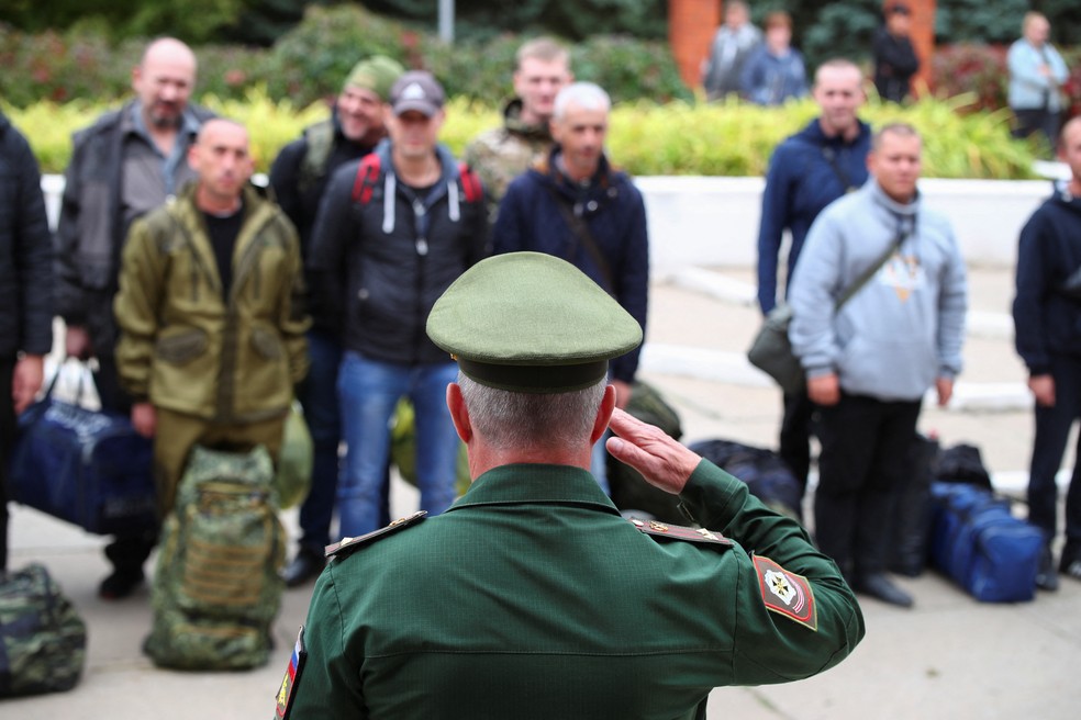 Militar russo se dirige a reservistas em um ponto de encontro na cidade de Volzhsky, na Rússia — Foto: Reuters/Stringer