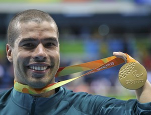 Descrição da imagem: Daniel Dias com mais uma medalha de ouro (Foto: REUTERS/Sergio Moraes)