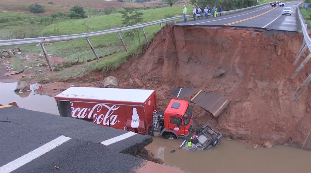 Chuva abre cratera na pista e 'engole' carro e caminhão em Júlio Mesquita — Foto: TV TEM/Reprodução