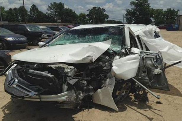 Carro das fãs de Taylor Swift após acidente em Louisiana (Foto: Reprodução / WBRZ)