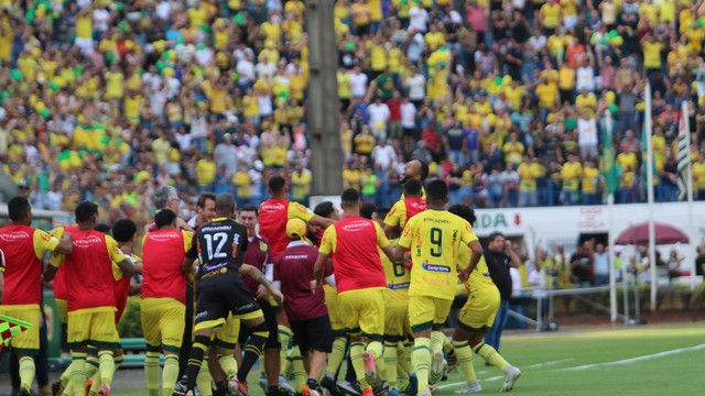Jogadores do Mirassol comemoram gol conta o ABC na final da Série C