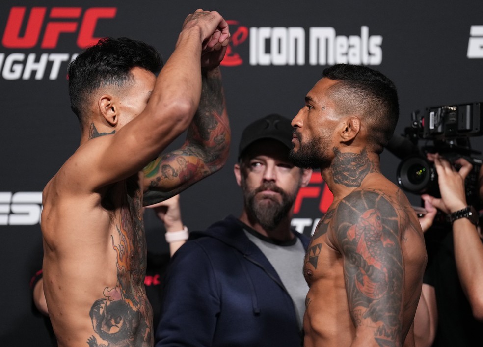 Andre Fili e Joanderson Tubarão medem forças no peso-pena — Foto: Getty Images