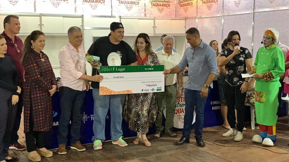 Vencedores recebem premiação em Taquaruçu — Foto: Lucas Machado/TV Anhanguera